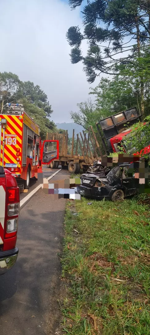 Cinco pessoas morrem em acidente entre carreta e automóvel na BR-280 em Porto União